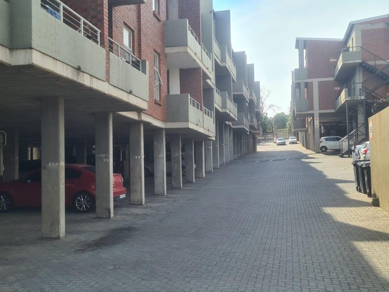 Reduced 2 Bed 1 Bath Apartment For Sale In Buccleuch, Sandton - Photo 2