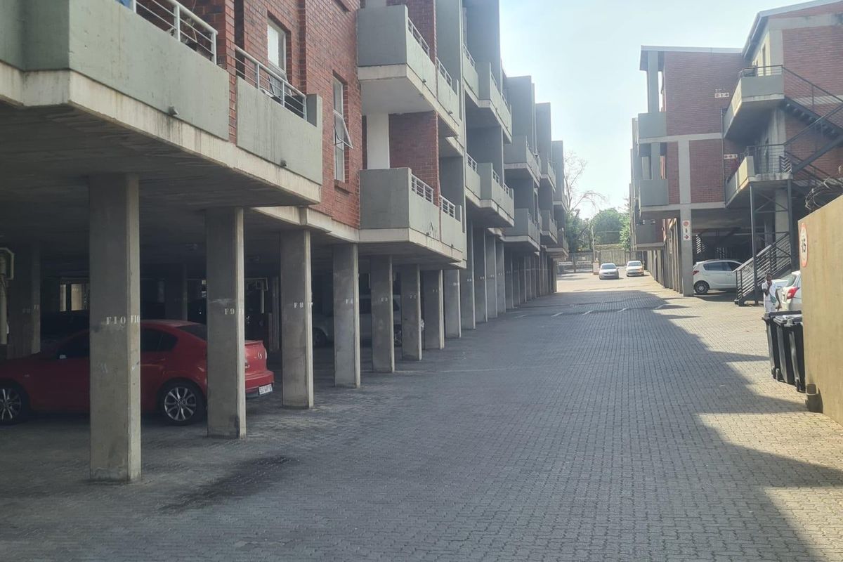 Reduced 2 Bed 1 Bath Apartment For Sale In Buccleuch, Sandton - Photo 2