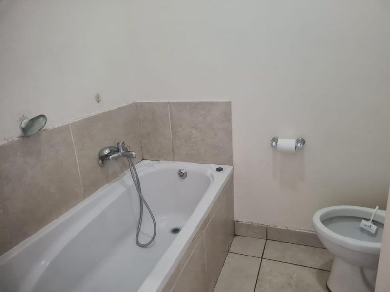Reduced 2 Bed 1 Bath Apartment For Sale In Buccleuch, Sandton - Photo 8