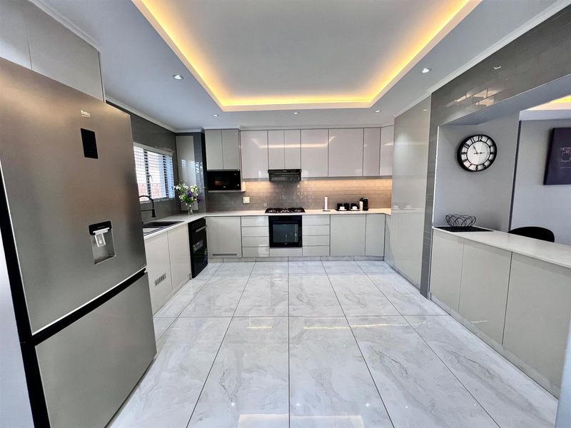 Modern Luxury Living Home in the Heart of Izinga - Photo 6