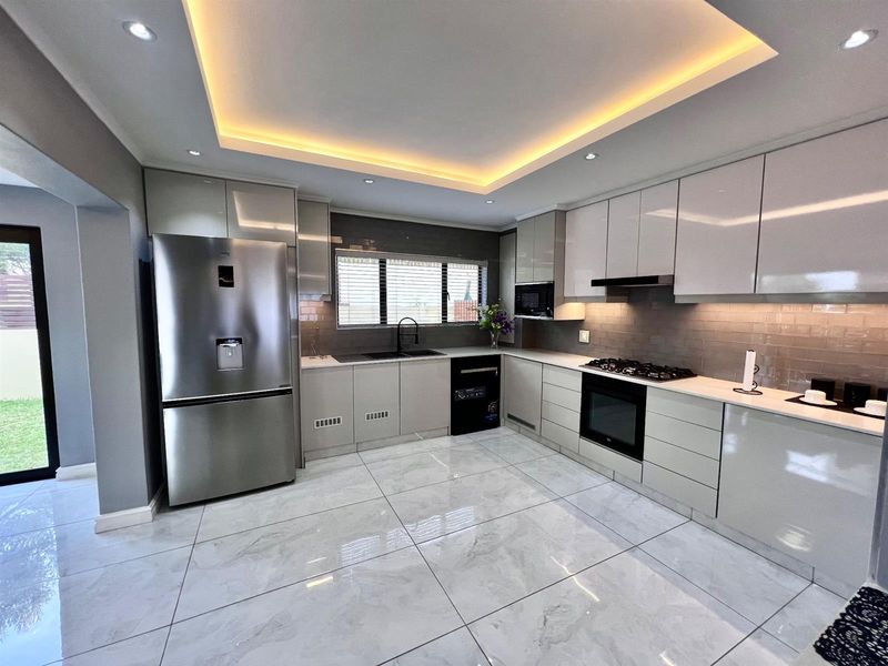 Modern Luxury Living Home in the Heart of Izinga - Photo 5