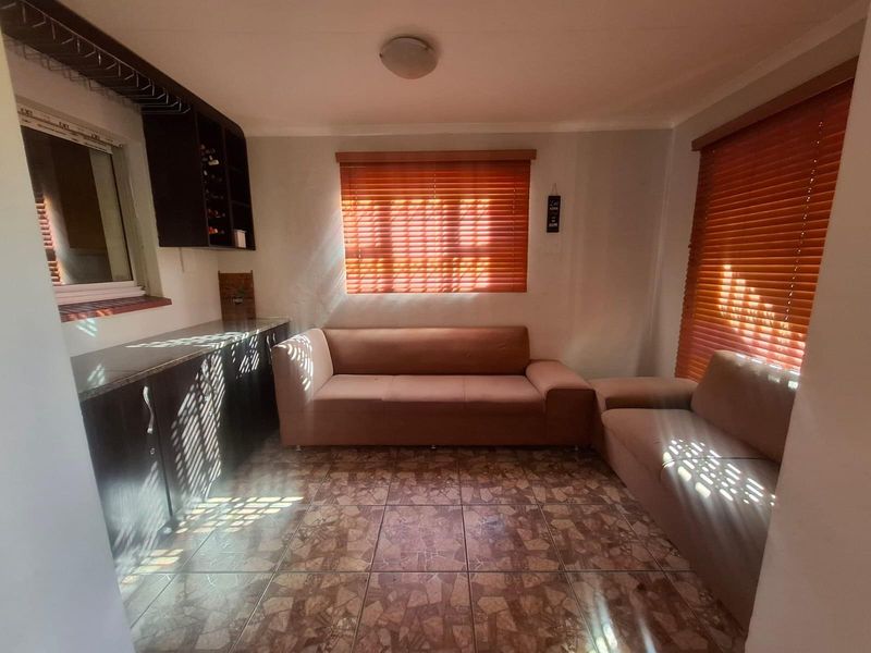 Neat 3-Bedroom 2-Bathroom Home To Rent in Kwamagxaki, Port Elizabeth - Photo 6