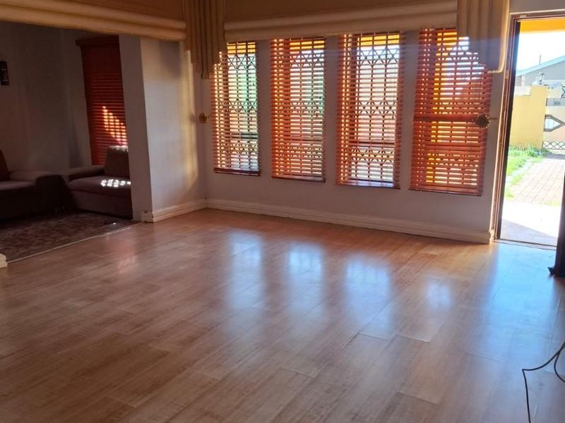 Neat 3-Bedroom 2-Bathroom Home To Rent in Kwamagxaki, Port Elizabeth - Photo 9