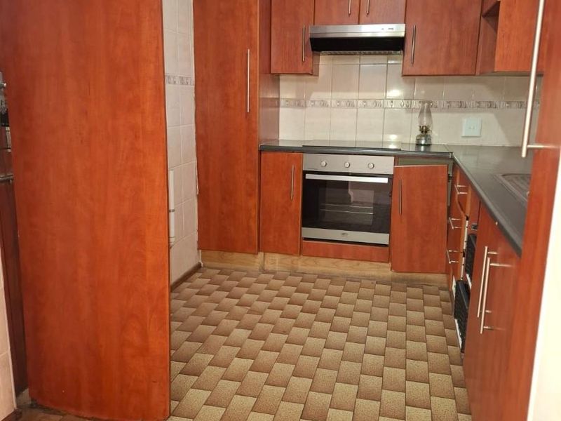 Neat 3-Bedroom 2-Bathroom Home To Rent in Kwamagxaki, Port Elizabeth - Photo 4