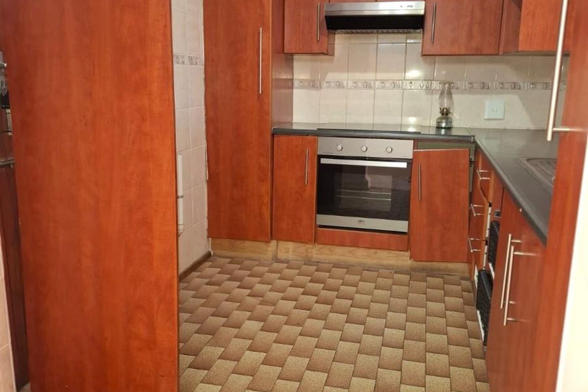 Neat 3-Bedroom 2-Bathroom Home To Rent in Kwamagxaki, Port Elizabeth - Photo 4