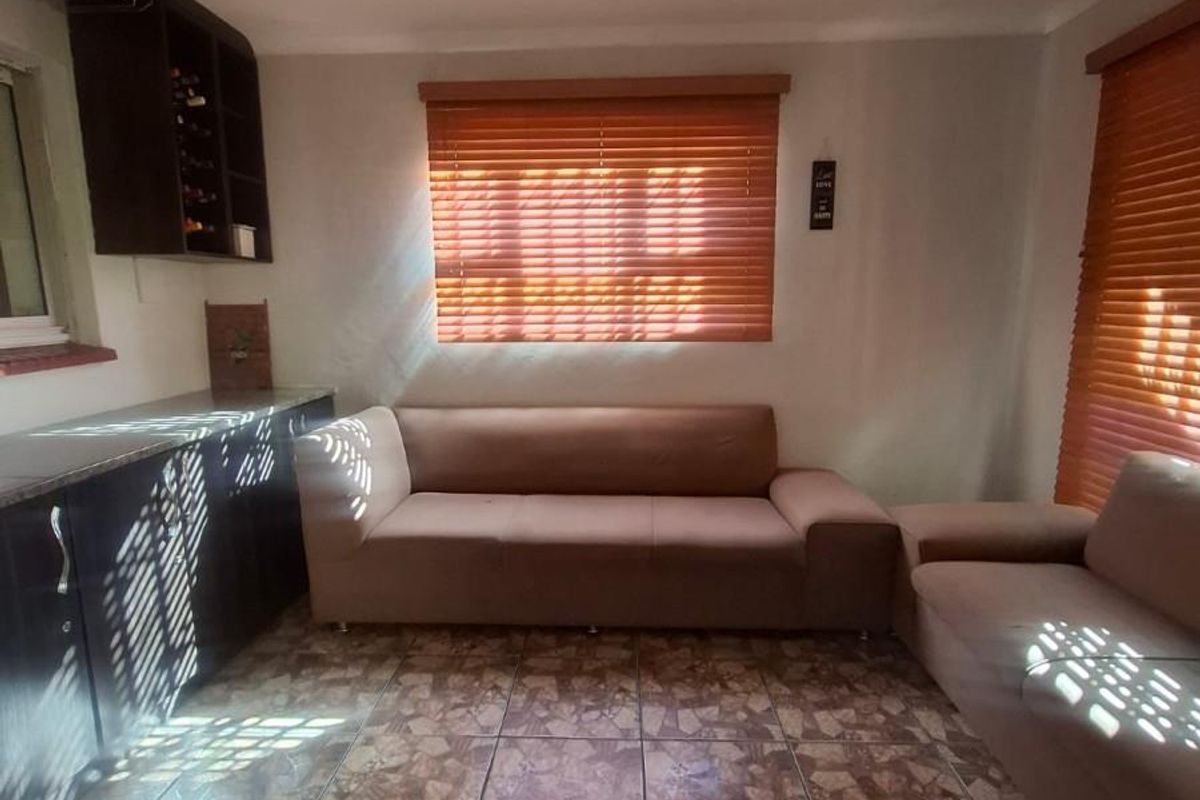 Neat 3-Bedroom 2-Bathroom Home To Rent in Kwamagxaki, Port Elizabeth - Photo 5