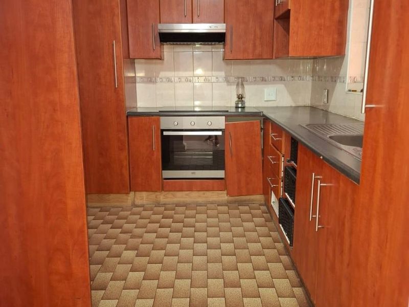 Neat 3-Bedroom 2-Bathroom Home To Rent in Kwamagxaki, Port Elizabeth - Photo 3