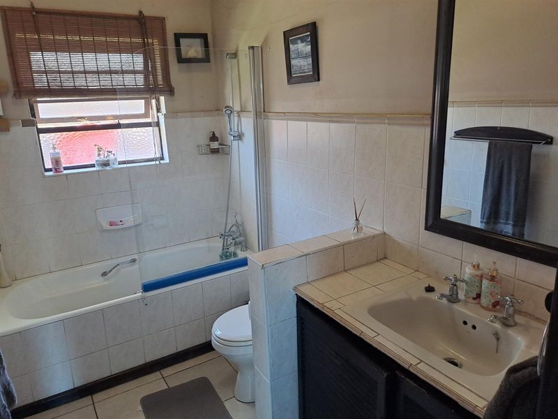 Stunning 5 Bedroom property plus 1 Bedroom flat for sale in Amsterdamhoek - Photo 10