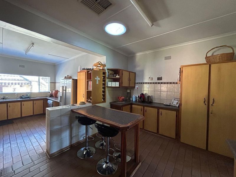 ☀️ Monument Heights Oasis: Sparkling Pool, Solar Power, and Endless Family Fun Awaits! - Photo 10