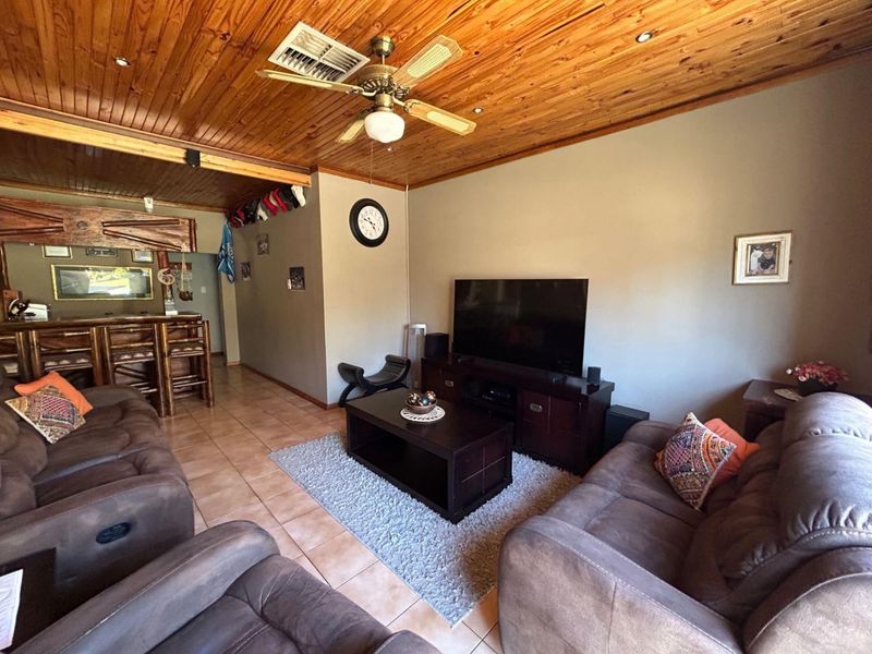 ☀️ Monument Heights Oasis: Sparkling Pool, Solar Power, and Endless Family Fun Awaits! - Photo 7