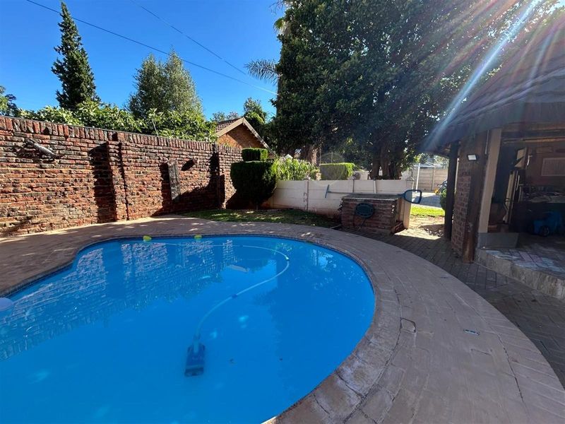 ☀️ Monument Heights Oasis: Sparkling Pool, Solar Power, and Endless Family Fun Awaits! - Photo 2