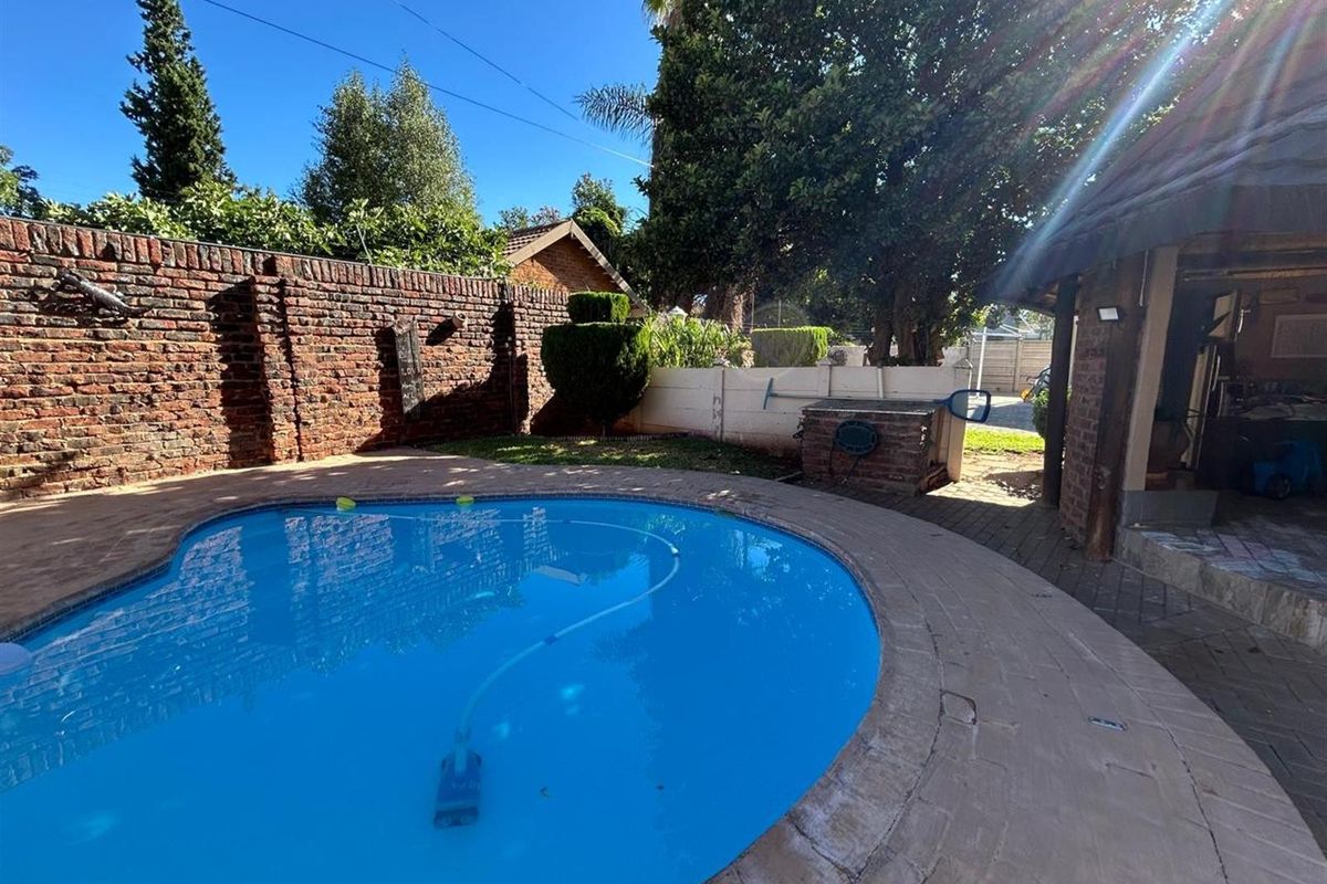 ☀️ Monument Heights Oasis: Sparkling Pool, Solar Power, and Endless Family Fun Awaits! - Photo 2