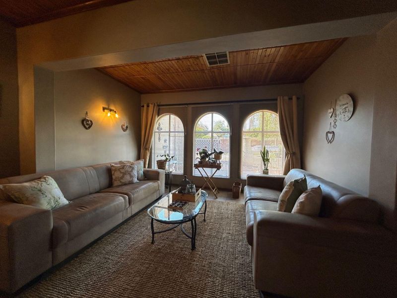 ☀️ Monument Heights Oasis: Sparkling Pool, Solar Power, and Endless Family Fun Awaits! - Photo 9