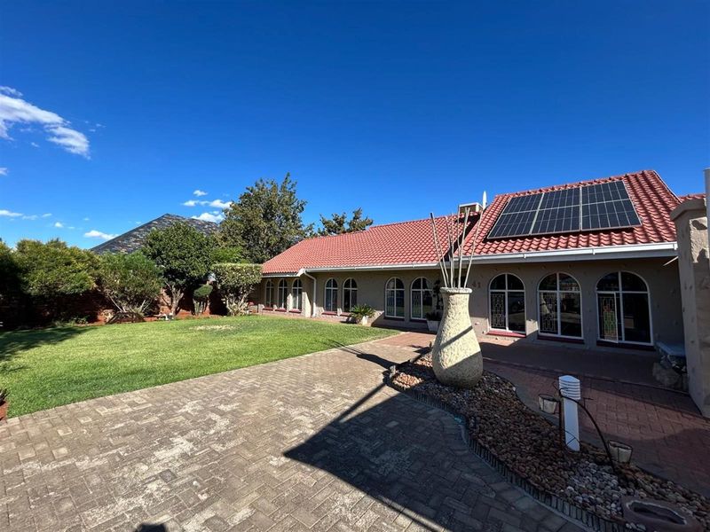 ☀️ Monument Heights Oasis: Sparkling Pool, Solar Power, and Endless Family Fun Awaits! - Photo 4