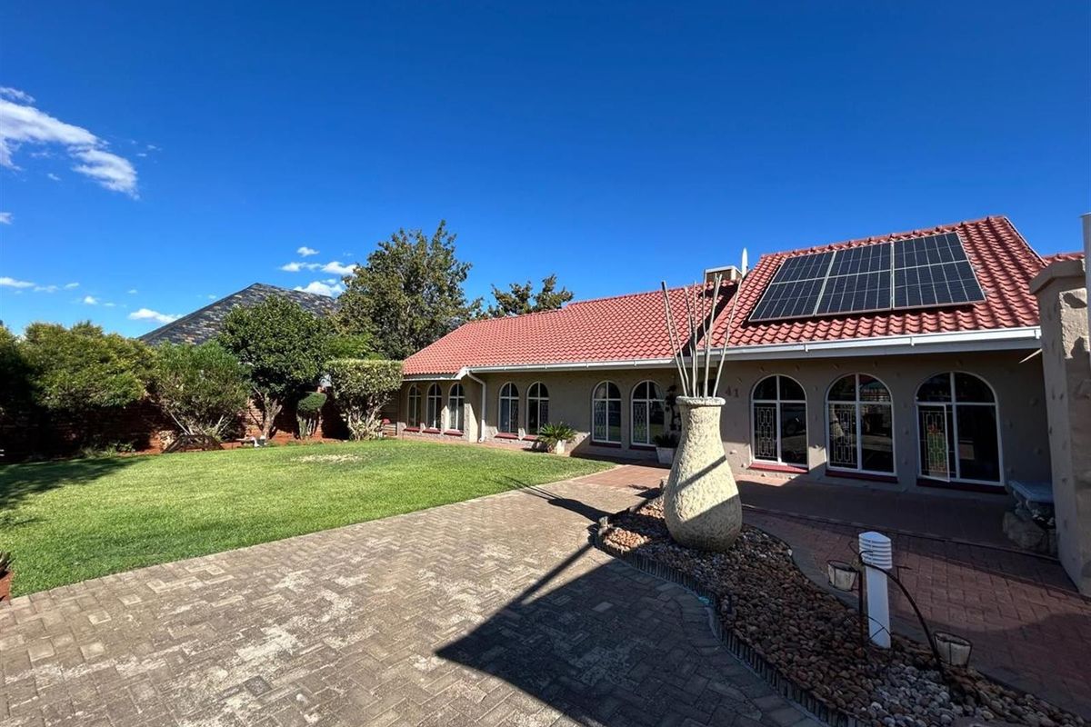 ☀️ Monument Heights Oasis: Sparkling Pool, Solar Power, and Endless Family Fun Awaits! - Photo 4