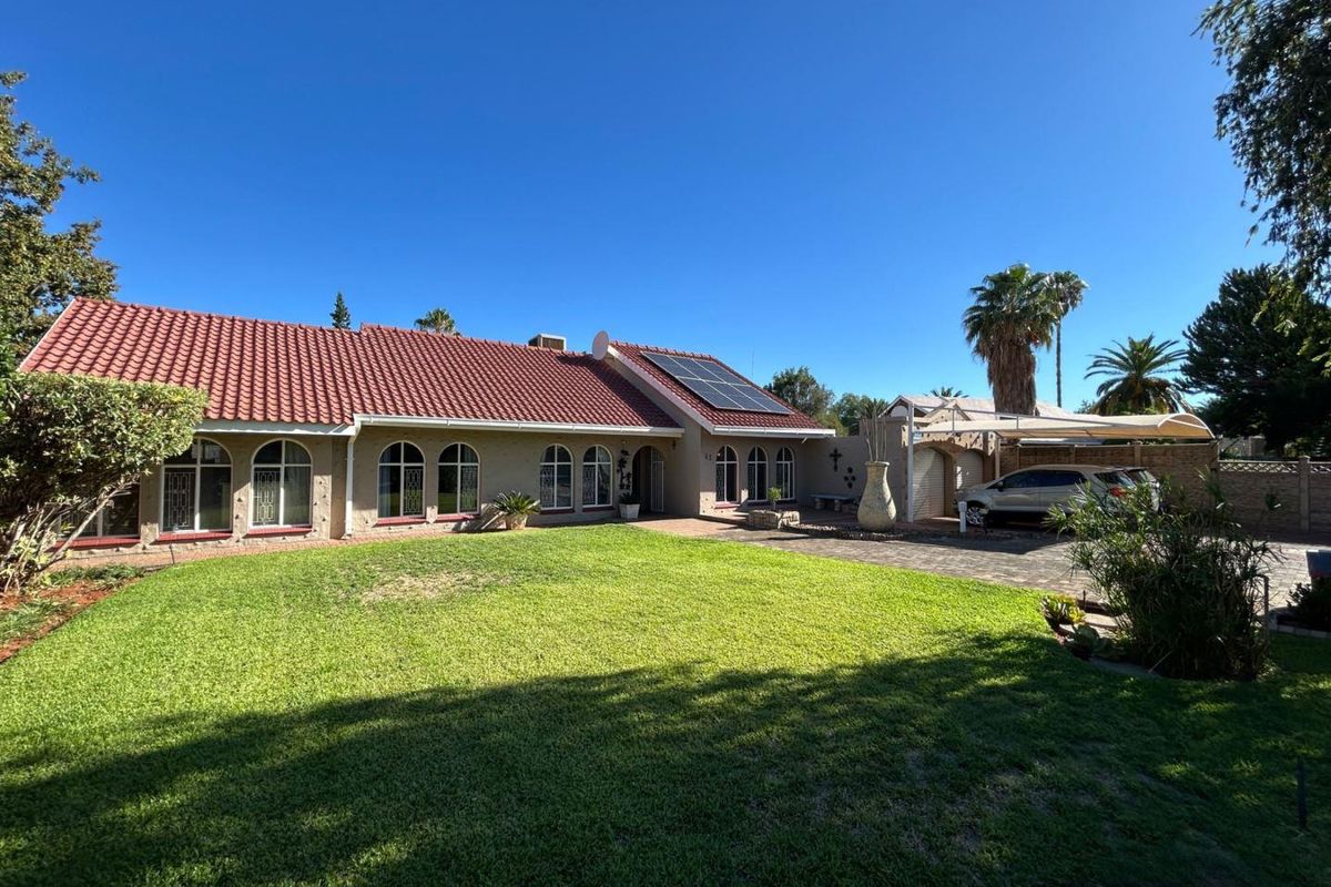 ☀️ Monument Heights Oasis: Sparkling Pool, Solar Power, and Endless Family Fun Awaits! - Photo 3