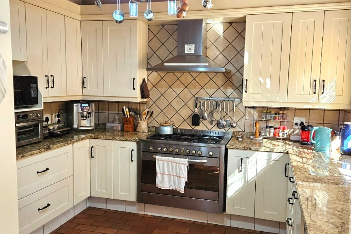 Small Holding with a Workshop, Cottage,  Bed and Breakfast facility and Upmarket Family Home - Photo 3