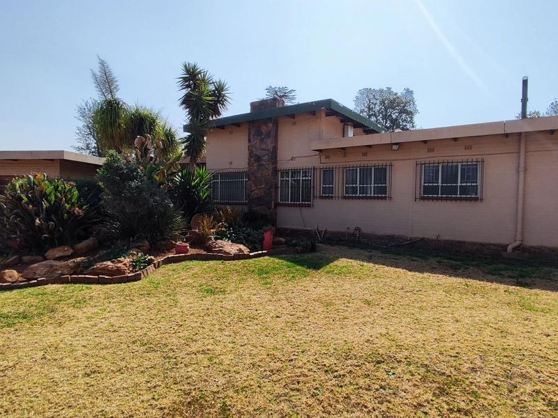 Charming 4-Bedroom Home Perfect for Families - Photo 2