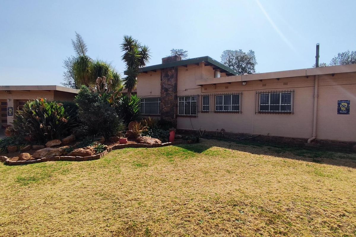 Charming 4-Bedroom Home Perfect for Families - Photo 2