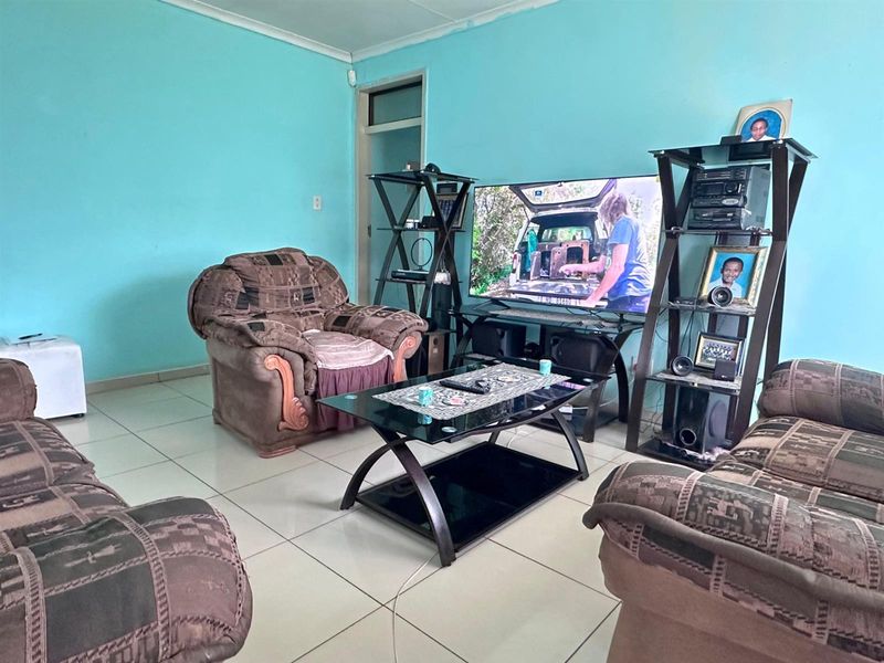 Move-In-Ready 4 Bedroom House in Amajuba Park! - Photo 9