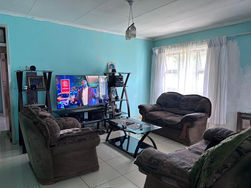 Move-In-Ready 4 Bedroom House in Amajuba Park! - Photo 8