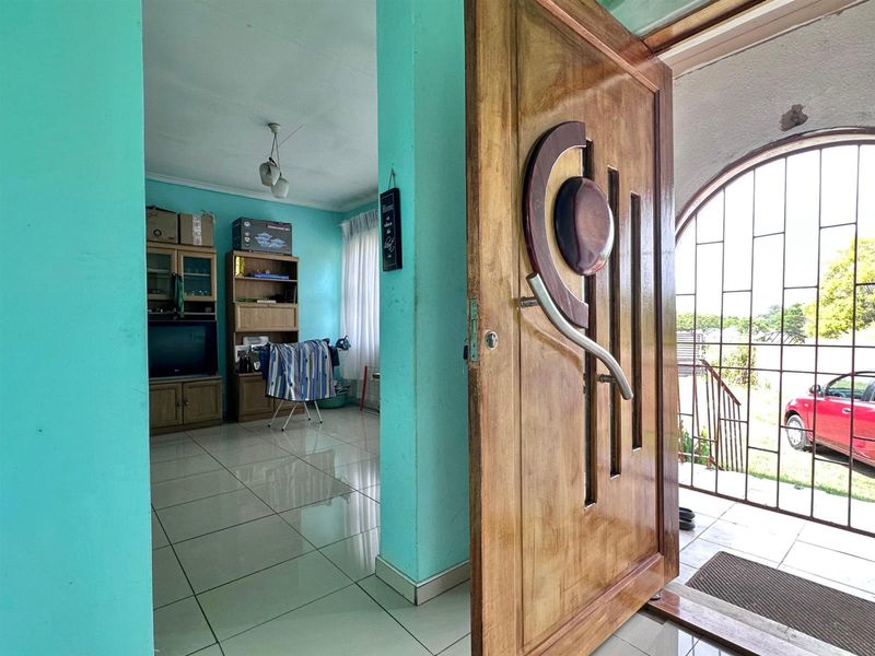 Move-In-Ready 4 Bedroom House in Amajuba Park! - Photo 4