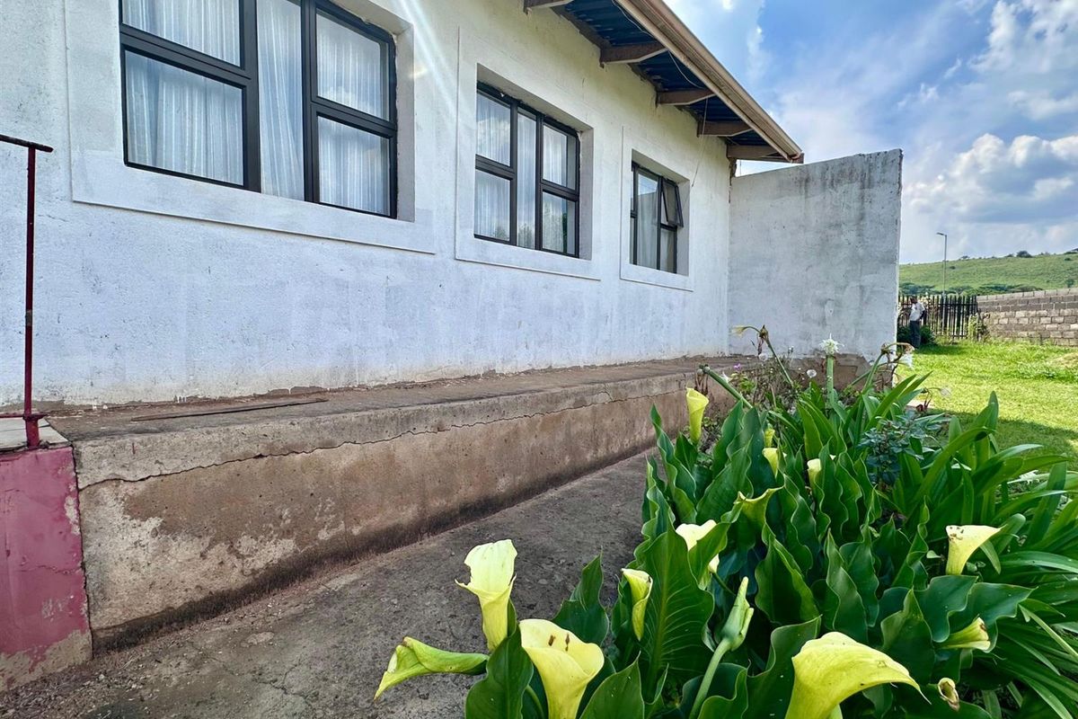 Move-In-Ready 4 Bedroom House in Amajuba Park! - Photo 2