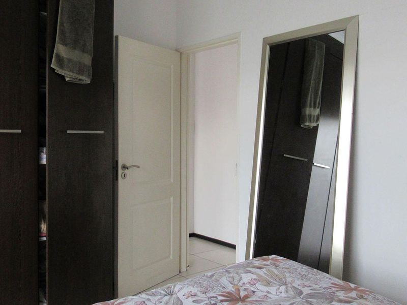 Lock-Up-and-Go 2-Bed Apartment in Richmond Park, Oakdene Johannesburg - Photo 8