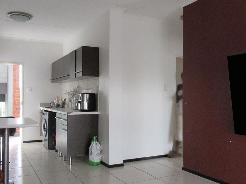 Lock-Up-and-Go 2-Bed Apartment in Richmond Park, Oakdene Johannesburg - Photo 6