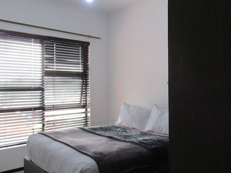 Lock-Up-and-Go 2-Bed Apartment in Richmond Park, Oakdene Johannesburg - Photo 9