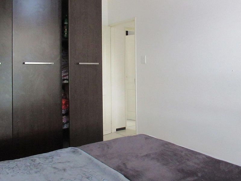 Lock-Up-and-Go 2-Bed Apartment in Richmond Park, Oakdene Johannesburg - Photo 10