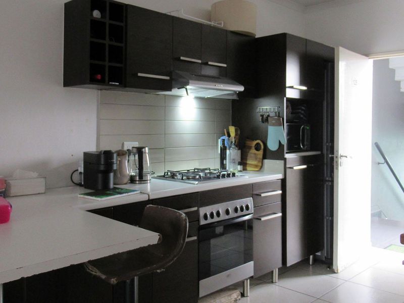 Lock-Up-and-Go 2-Bed Apartment in Richmond Park, Oakdene Johannesburg - Photo 4