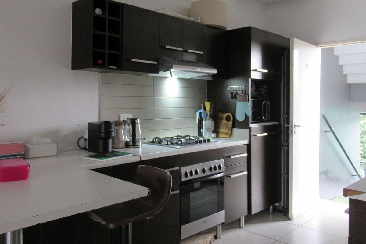 Lock-Up-and-Go 2-Bed Apartment in Richmond Park, Oakdene Johannesburg - Photo 4