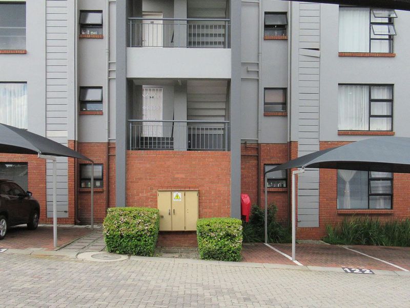 Lock-Up-and-Go 2-Bed Apartment in Richmond Park, Oakdene Johannesburg - Photo 2