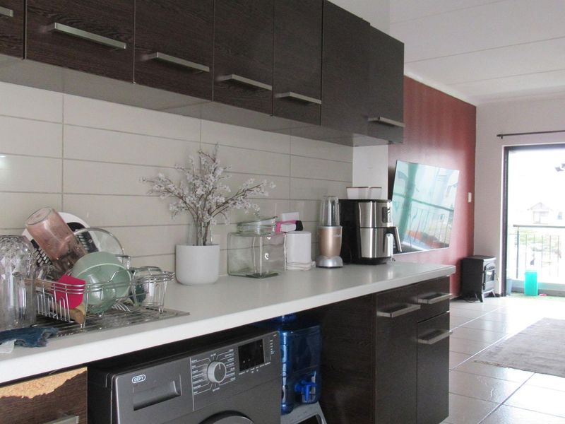 Lock-Up-and-Go 2-Bed Apartment in Richmond Park, Oakdene Johannesburg - Photo 3