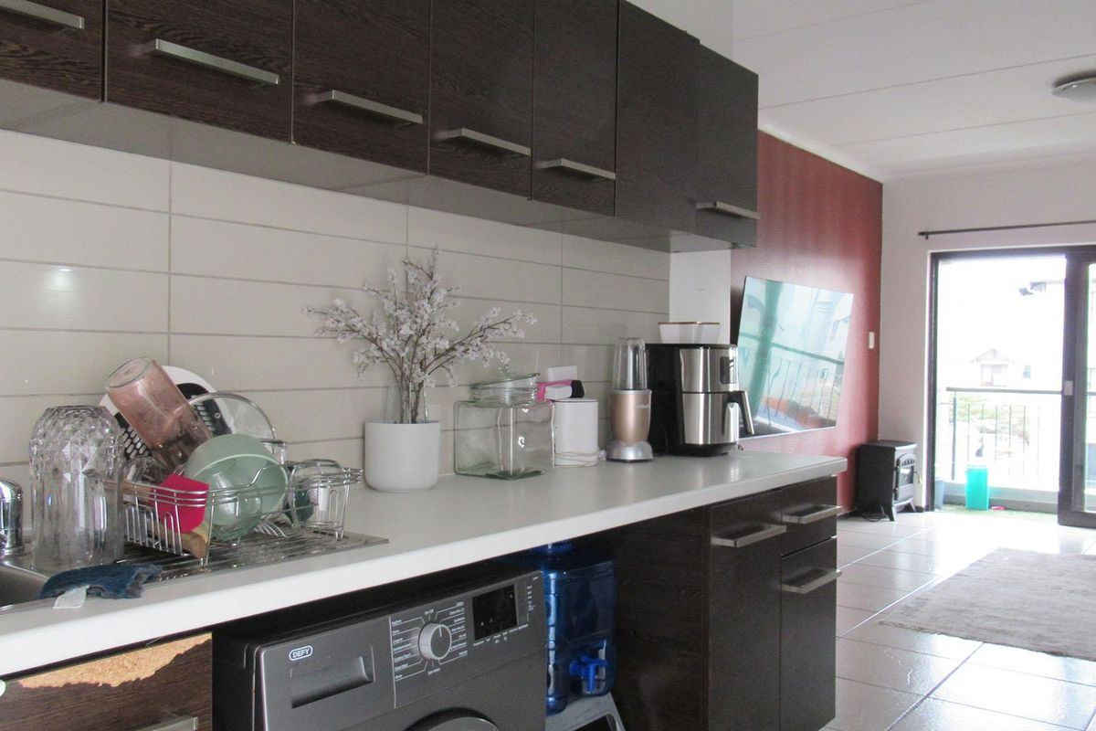 Lock-Up-and-Go 2-Bed Apartment in Richmond Park, Oakdene Johannesburg - Photo 3