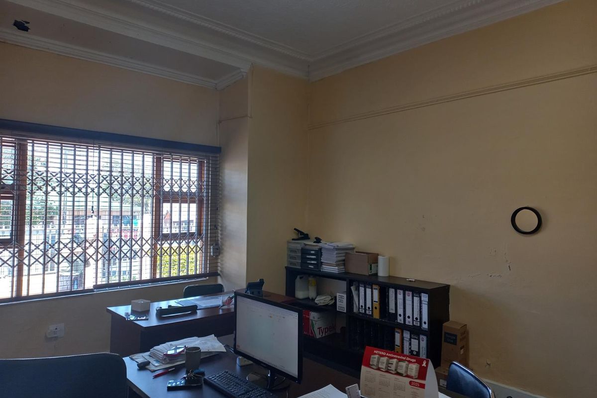 Commercial House in Belgravia Currently Used as Dr's Rooms - Photo 4