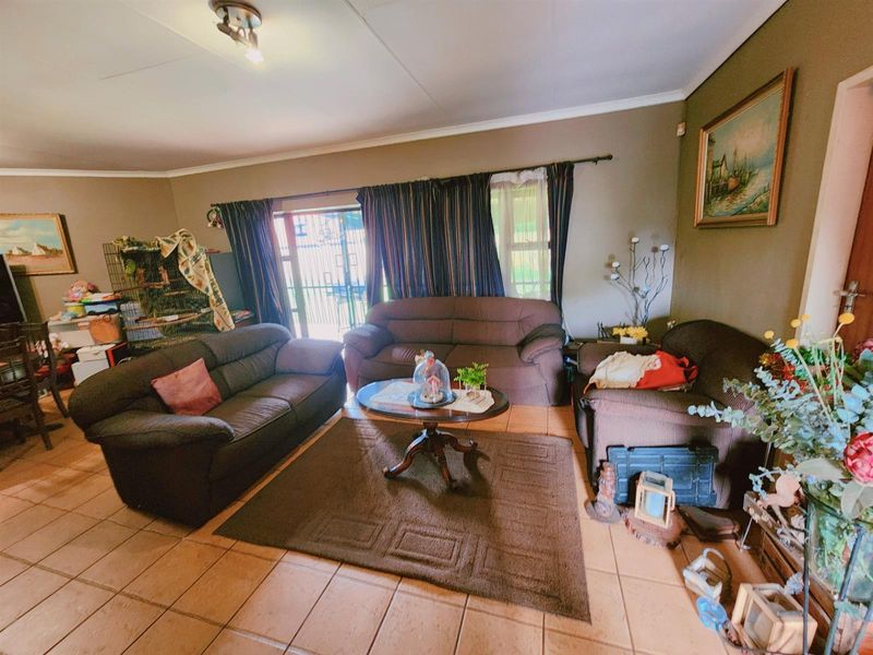 Beautiful 3 bedroom 2 bathroom 2 garage house for sale in Pierre van Reyneveld - Photo 7