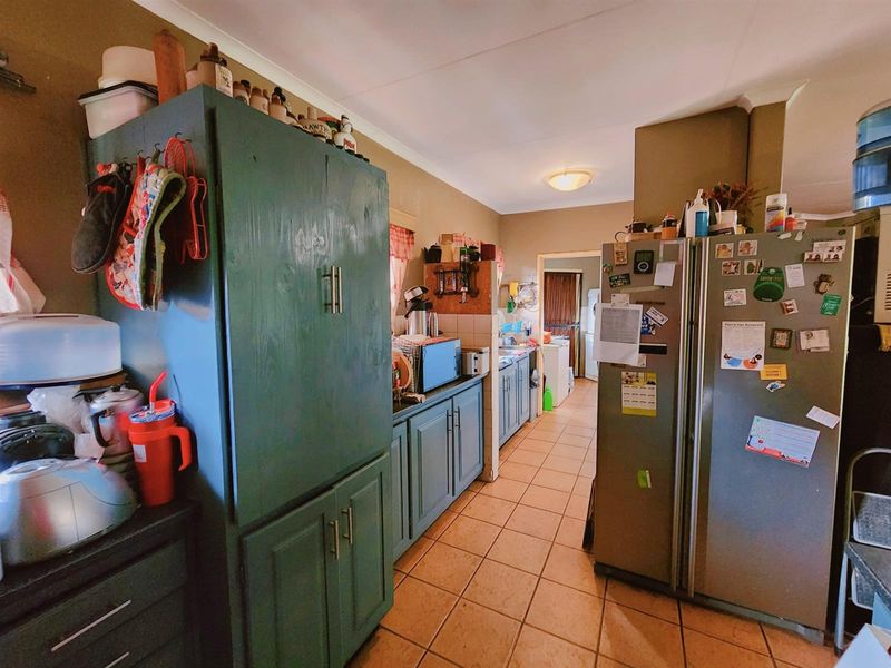 Beautiful 3 bedroom 2 bathroom 2 garage house for sale in Pierre van Reyneveld - Photo 8