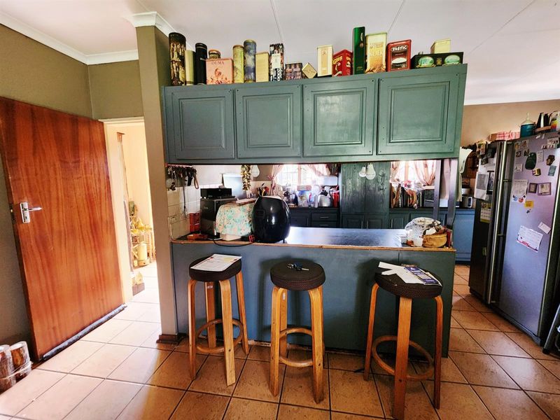 Beautiful 3 bedroom 2 bathroom 2 garage house for sale in Pierre van Reyneveld - Photo 5