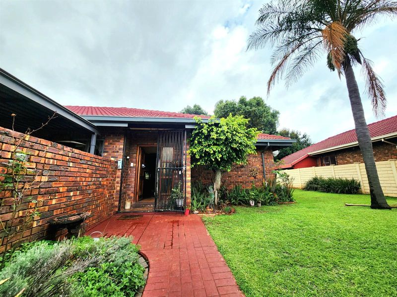 Beautiful 3 bedroom 2 bathroom 2 garage house for sale in Pierre van Reyneveld - Photo 2