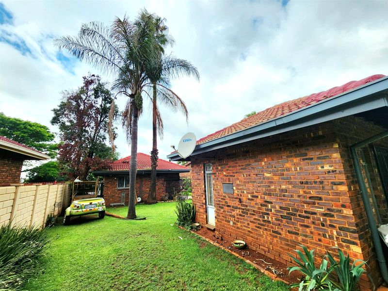 Beautiful 3 bedroom 2 bathroom 2 garage house for sale in Pierre van Reyneveld - Photo 3