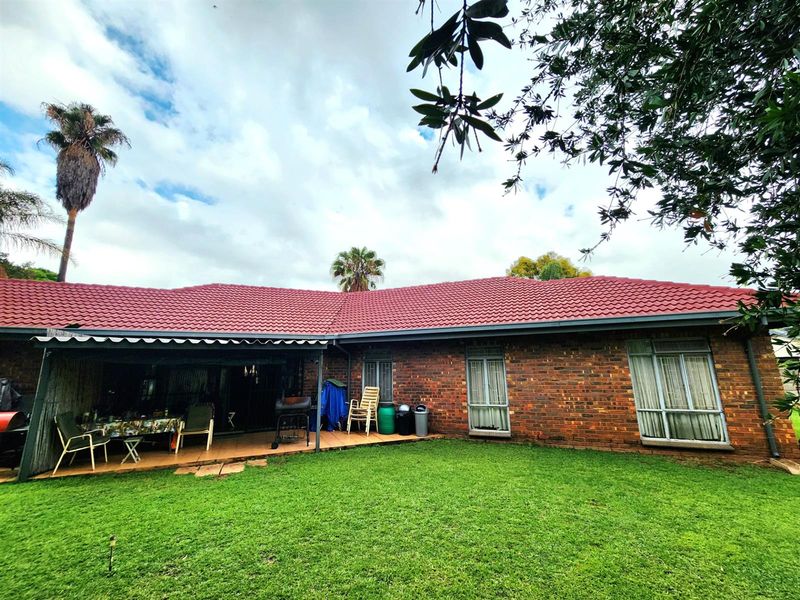 Beautiful 3 bedroom 2 bathroom 2 garage house for sale in Pierre van Reyneveld - Photo 4