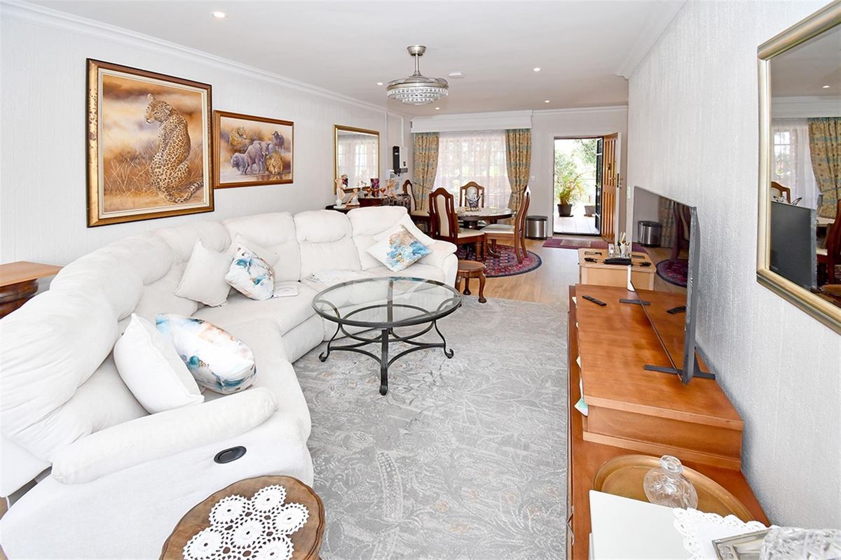 Newly refurbished one bedroom retirement home - Photo 3