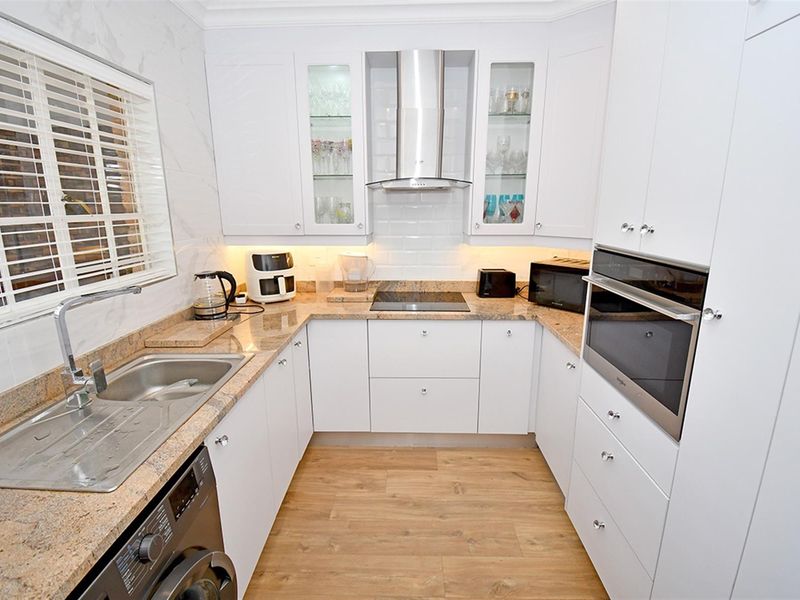 Newly refurbished one bedroom retirement home - Photo 8