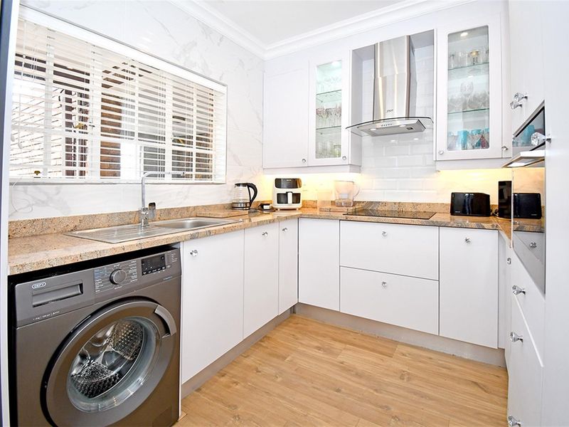 Newly refurbished one bedroom retirement home - Photo 9