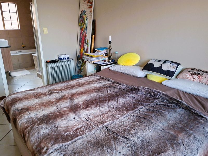 Secure and Spacious 3-Bedroom Townhouse in Mooikloof Ridge Estate - Photo 7