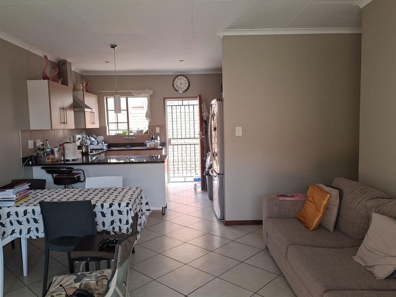 Secure and Spacious 3-Bedroom Townhouse in Mooikloof Ridge Estate - Photo 4