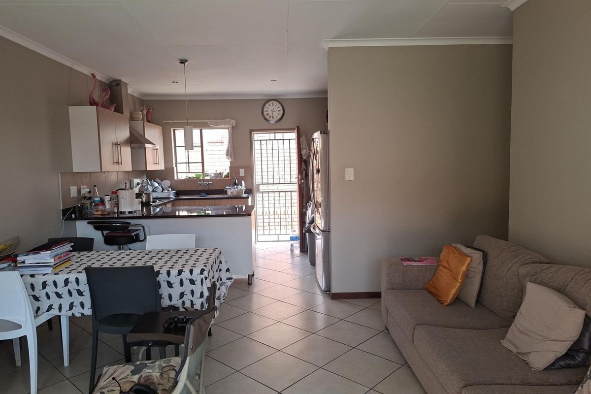 Secure and Spacious 3-Bedroom Townhouse in Mooikloof Ridge Estate - Photo 4