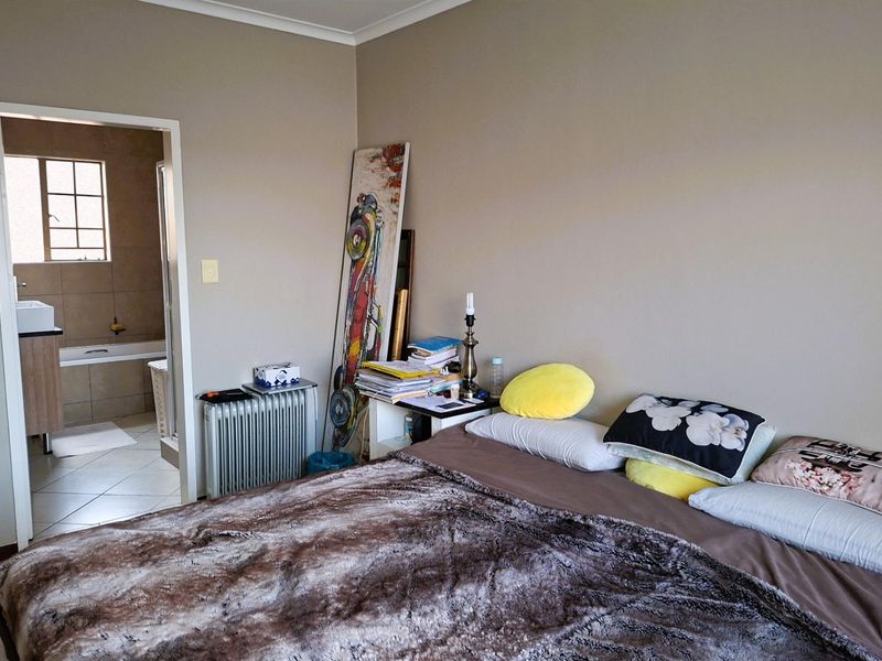 Secure and Spacious 3-Bedroom Townhouse in Mooikloof Ridge Estate - Photo 8